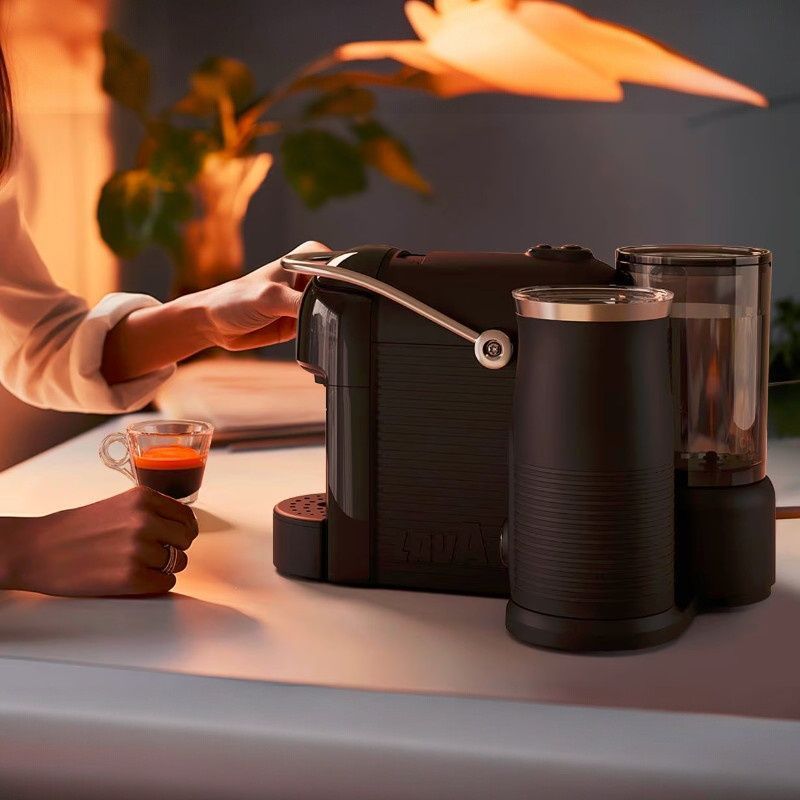 Капсульна кавоварка Lavazza A Modo Mio Jolie & Milk Evo Black LЕMB фото